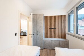 1 bedroom, desk, WiFi, bed sheets