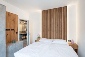 1 bedroom, desk, WiFi, bed sheets