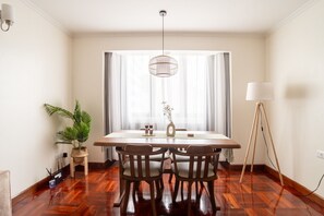 Dining - BUA Suite: Sukhumvit metro/park/mall (Krung Thep Maha Nakhon)