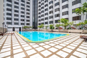 Outdoor pool - BUA Suite: Sukhumvit metro/park/mall (Krung Thep Maha Nakhon)