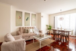 Smart TV, video games, books, stereo - BUA Suite: Sukhumvit metro/park/mall (Krung Thep Maha Nakhon)
