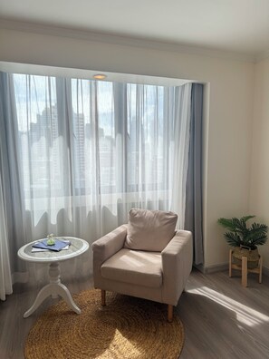 Smart TV, video games, books, stereo - BUA Suite: Sukhumvit metro/park/mall (Krung Thep Maha Nakhon)