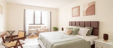 1 slaapkamer, een kluis op de kamer, een bureau