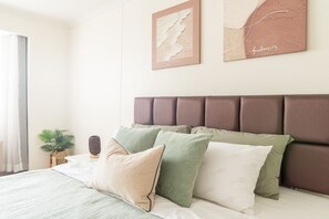 1 Schlafzimmer, Zimmersafe, Schreibtisch, Bügeleisen/Bügelbrett