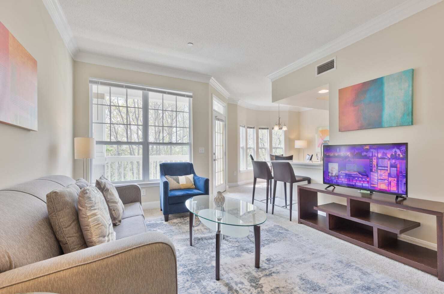 Televisión y oficina 