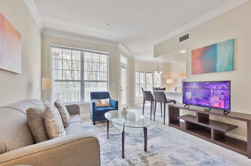 Modern Apt with Private Garage