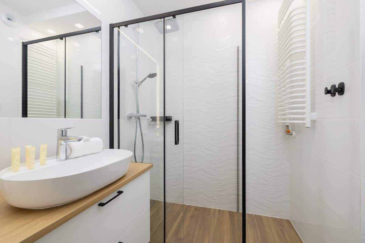 Shower, hair dryer, towels, shampoo