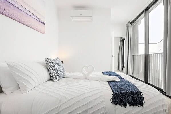 2 bedrooms, iron/ironing board, Internet - Exec. home in centre of Sunshine (Sunshine)