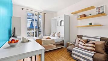 1 habitación, escritorio, tabla de planchar con plancha y cuna de viaje