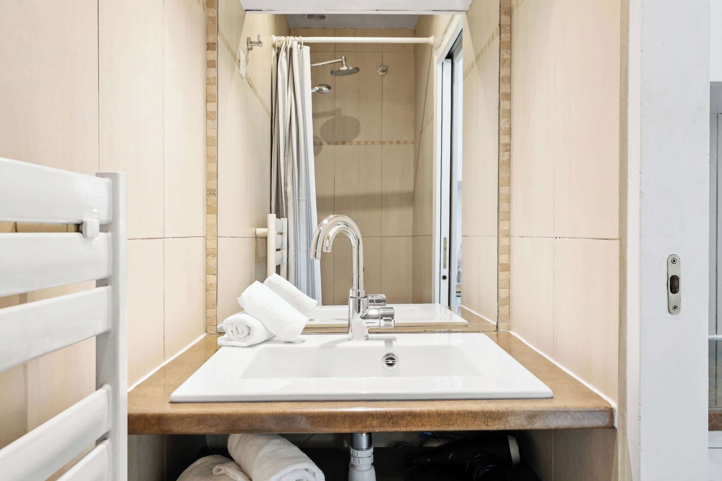 Dusche, Haartrockner, Handtücher, Shampoo