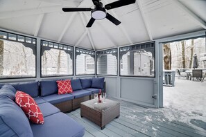 Smart TV, chimenea, videojuegos