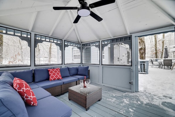 TV connectée, cheminée, jeux vidéo