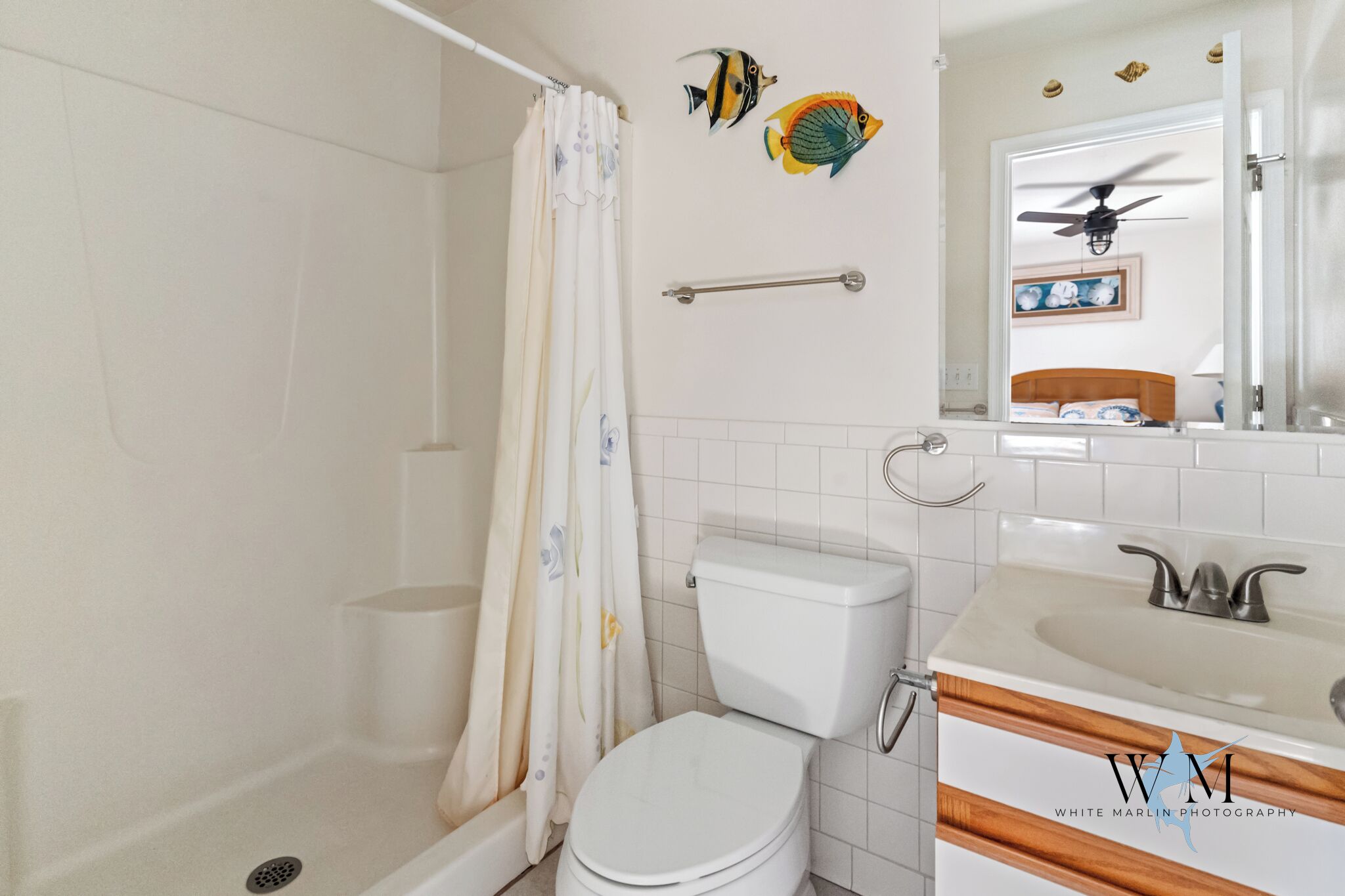 Un baño con bañera, inodoro y lavamanos.