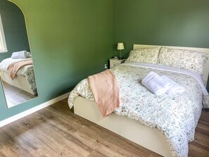 2 slaapkamers, een strijkplank/strijkijzer, reisbedje, wifi