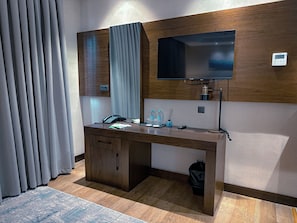 Deluxe Room, 1 King Bed, Courtyard View