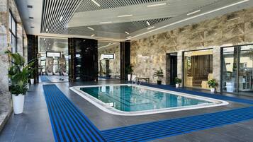 Inomhuspool, en säsongsöppen utomhuspool, parasoller och solstolar