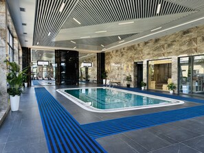 Innenpool, Außenpool (je nach Saison geöffnet), Sonnenschirme