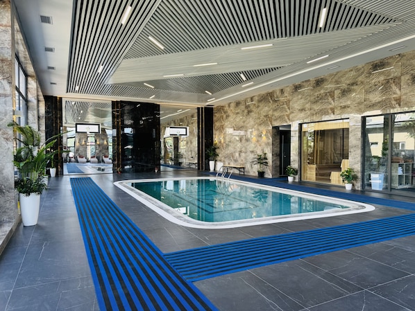 Indoor pool, seasonal outdoor pool, pool umbrellas, sun loungers - Club Hotel 777 (Fergana)