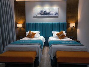 Deluxe-Zimmer, Mehrere Betten, Blick auf den Innenhof | Hochwertige Bettwaren, Zimmersafe, Schreibtisch