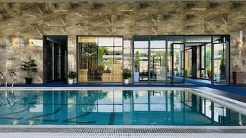 Piscina interna, piscina externa sazonal, guarda-sóis, espreguiçadeiras