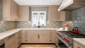 Exterior - Vail Village Luxury 4 Bedroom, Steps to Slopes! (Vail)