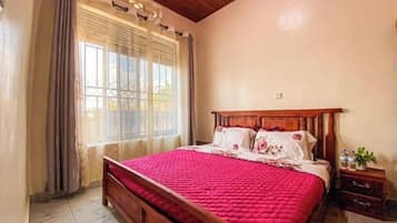 3 quartos, ferros/tábuas de passar roupa, Wi-Fi, roupa de cama