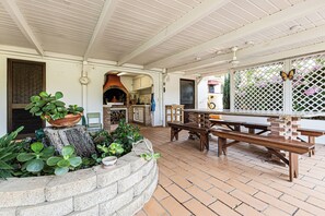 Outdoor dining - Villa Oliva, 6 bedroom house perfect for family vacations (Quarteira)