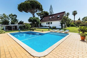 Outdoor pool - Villa Oliva, 6 bedroom house perfect for family vacations (Quarteira)