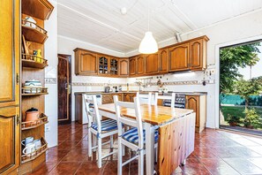 Fridge, microwave, oven, dishwasher - Villa Oliva, 6 bedroom house perfect for family vacations (Quarteira)
