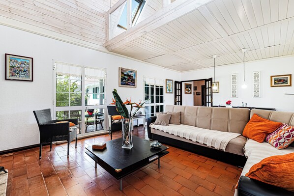 TV - Villa Oliva, 6 bedroom house perfect for family vacations (Quarteira)