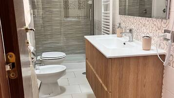 Dusche, Haartrockner, Bidet, Handtücher