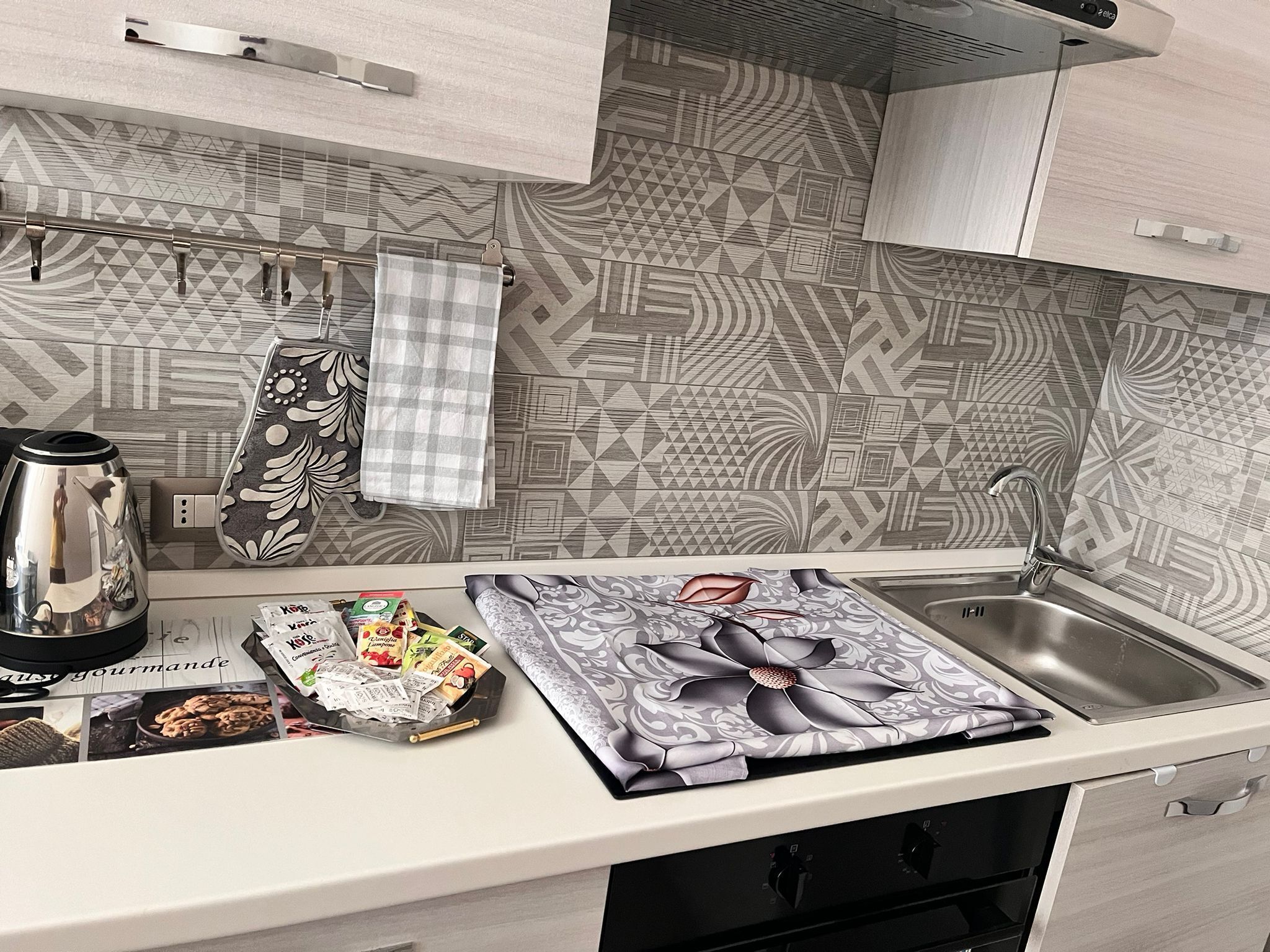 Micro-ondes, four, batterie de cuisine, vaisselle et ustensiles