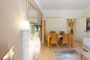 Dining - Inviting 2BDR Home Close to Edinburgh Castle (Edinburgh)