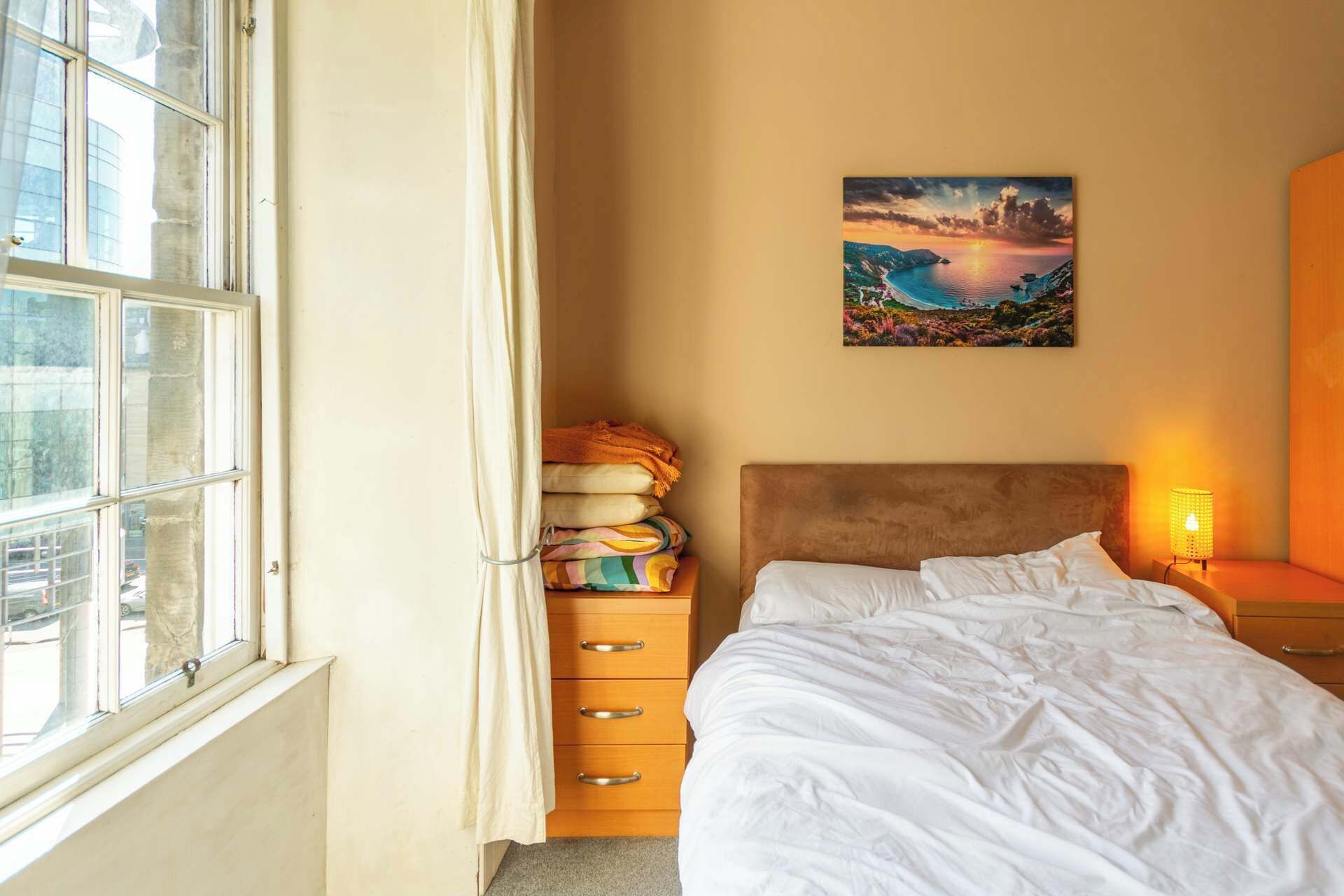 2 habitaciones, tabla de planchar con plancha, wifi y ropa de cama 
