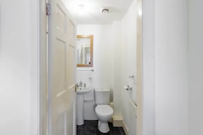 Shower, towels - Inviting 2BDR Home Close to Edinburgh Castle (Edinburgh)