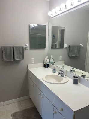 Shower, towels - Cozy 2-bedroom 2 full bathroom plus a den condo, in beautiful Estero. (Estero)