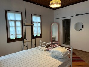 Classic Room, Courtyard View | Bathroom