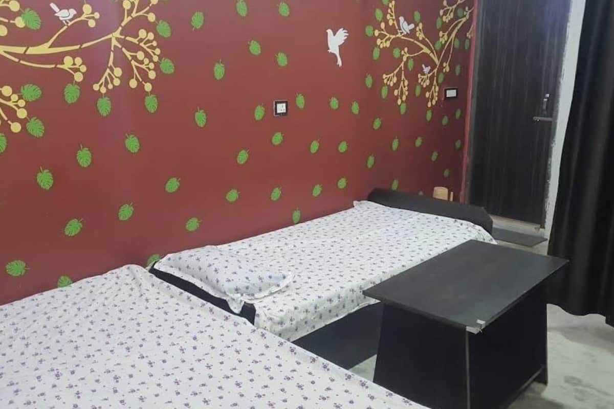 Escritorio, espacio para trabajar con laptop y wifi gratis