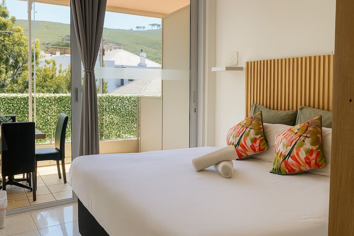 Une chambre d’hôtel avec un lit, une chaise et une vue sur l’extérieur.