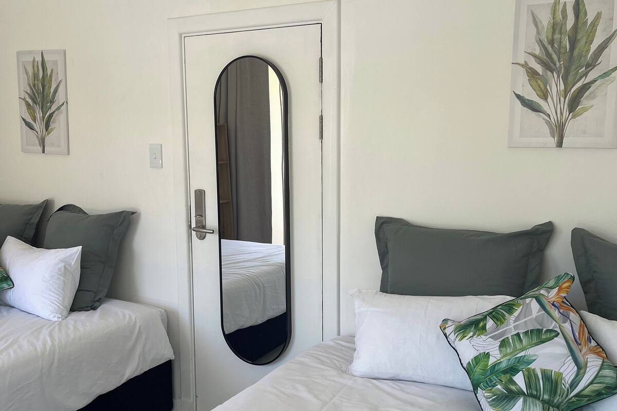 Deluxe kamer, uitzicht op bergen | Een kluis op de kamer, verduisterende gordijnen, geluiddichte muren