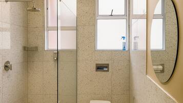 Dusche, Regendusche, kostenlose Toilettenartikel, Haartrockner