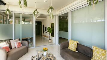 5 bars/lounges
