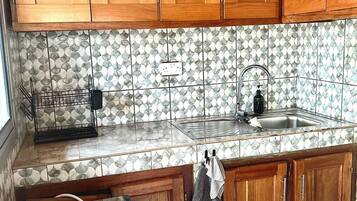 Fridge, oven, stovetop, blender