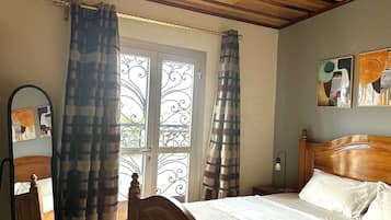 2 bedrooms, iron/ironing board, WiFi, bed sheets