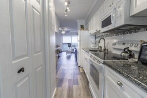 Geladeira, micro-ondas, fogão, cooktop