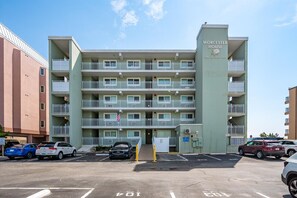 En bygning med flere etager, hvor der står 'Worcester House' med i skiltet øverst.