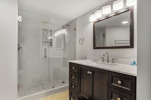 Douche, séchoir à cheveux, serviettes fournies