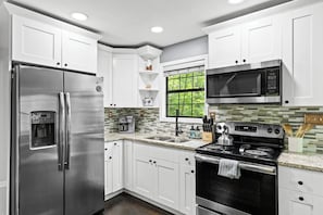 Jääkaappi, mikroaaltouuni, uuni, liesi