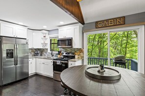 Fridge, microwave, oven, stovetop - Winter Retreat, Hot Tub, Fire Pit, 7min to Ellijay. 16min to Blue Ridge (Ellijay)