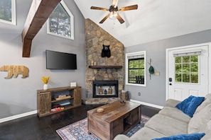 Älytelevisio, pöytäjalkapallopöytä, kirjoja